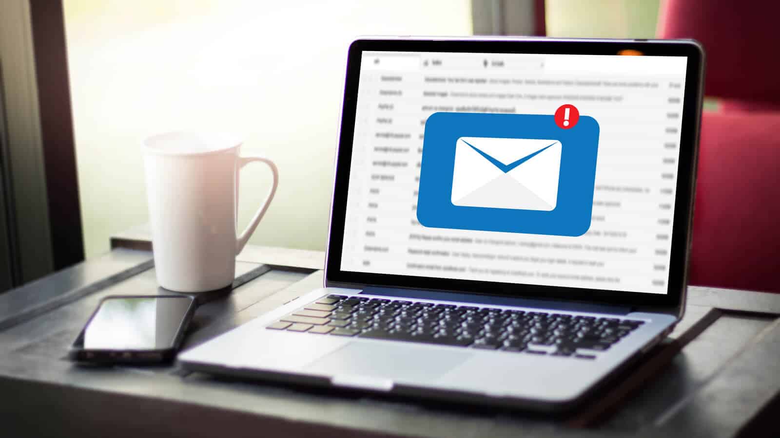 Laptop-mit e-mail symbol symbolisiert e-mail marketing