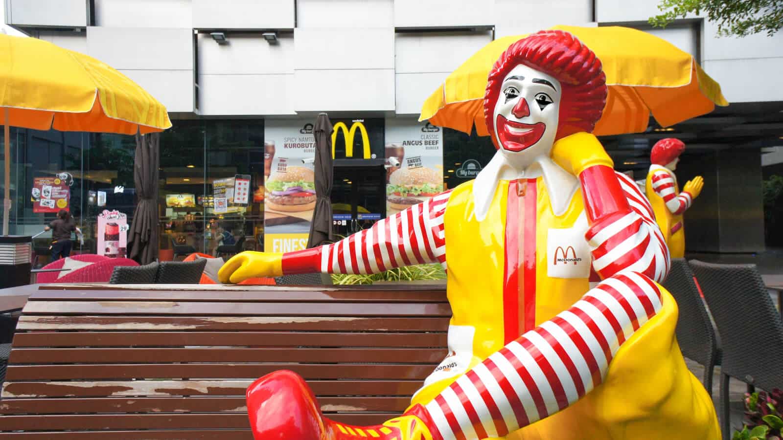 Mc Donalds Clown Ronald lacht über die Action von Burger King