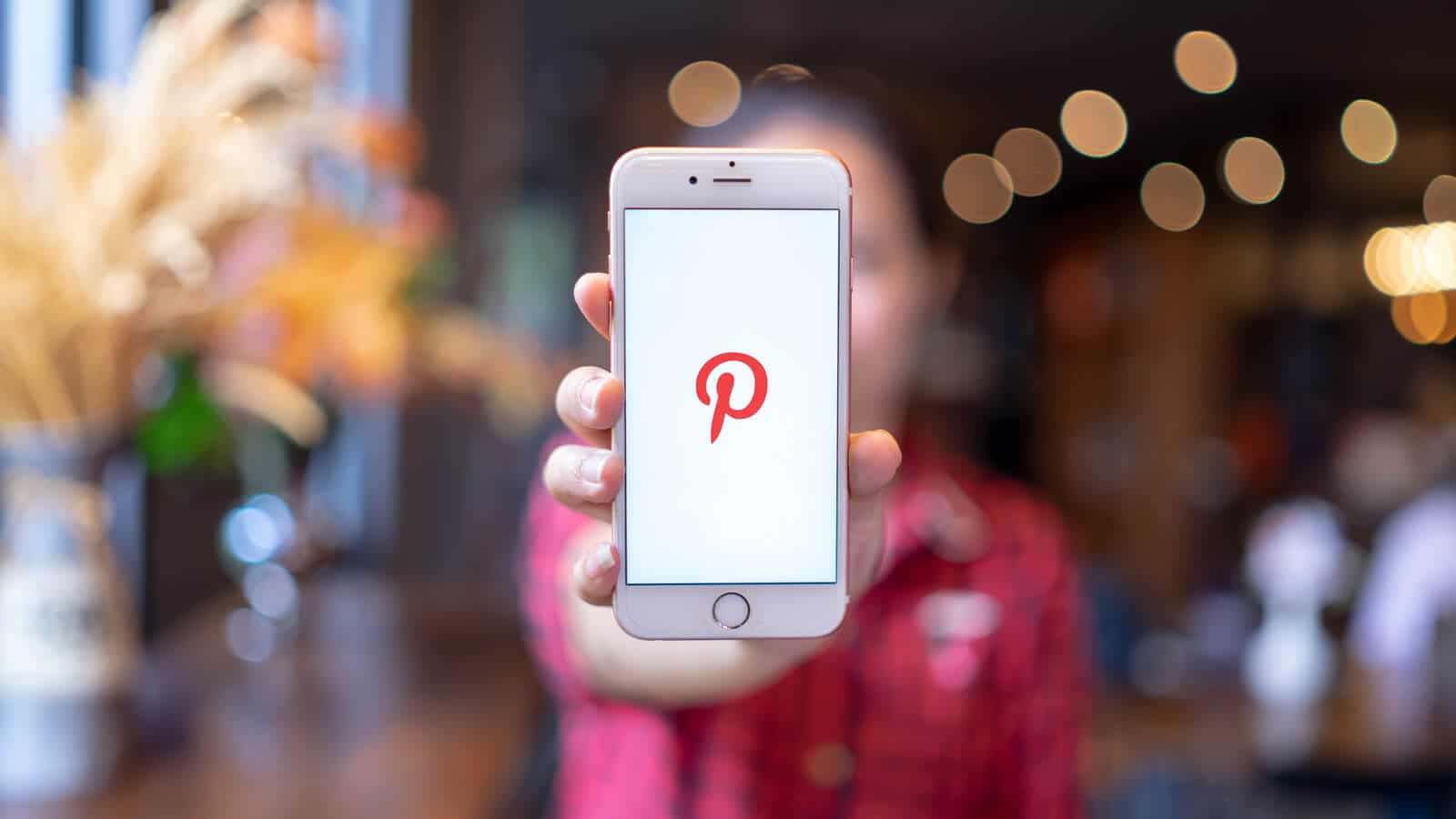 Pinterest neuen Werbetools auf einem Smartphone