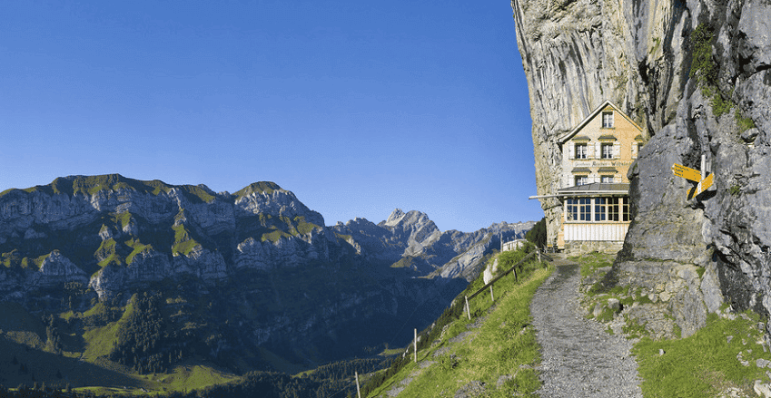 Schweizer Berge mit Hütte