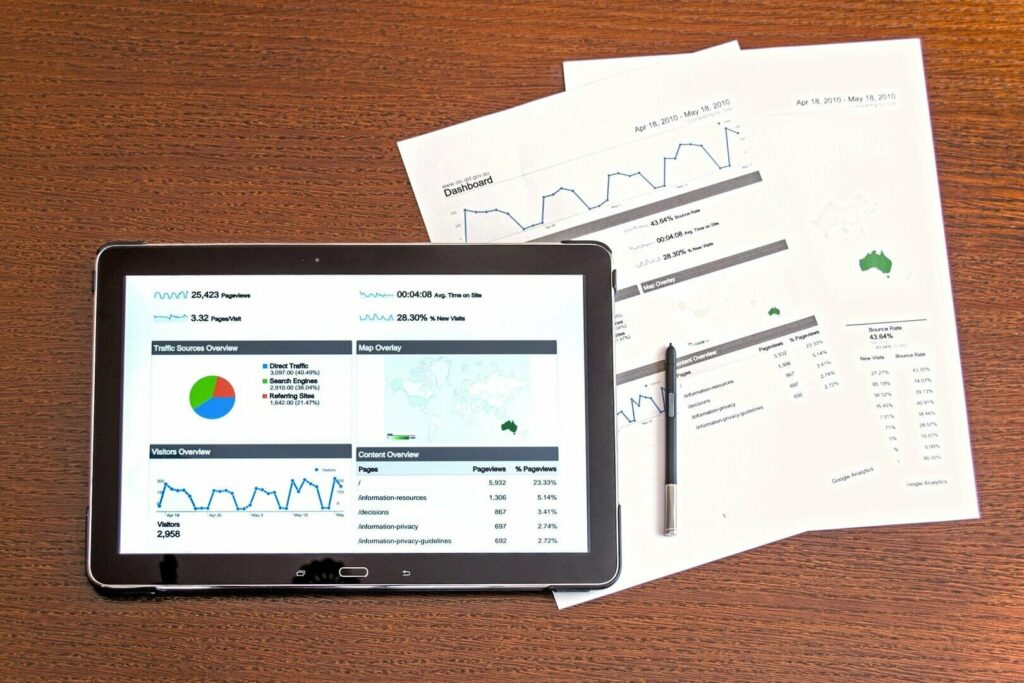Auf einem iPad und zwei Papieren stehen verschiedene Analysedaten.