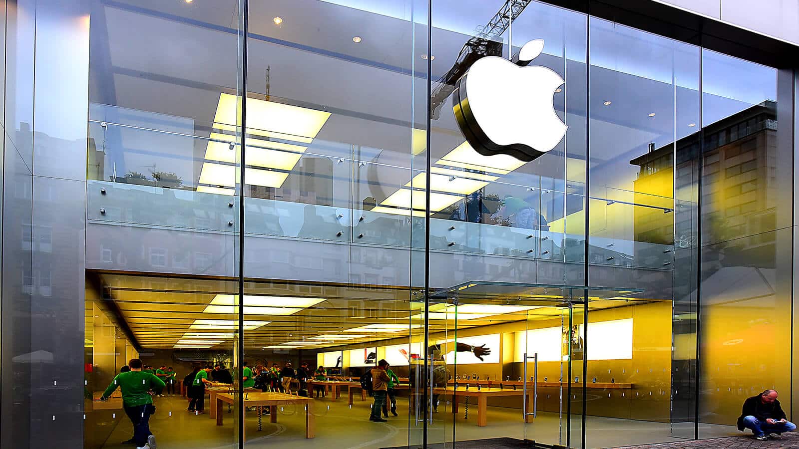 Apple Store von aussen mit dem Leak vom iPhone 12