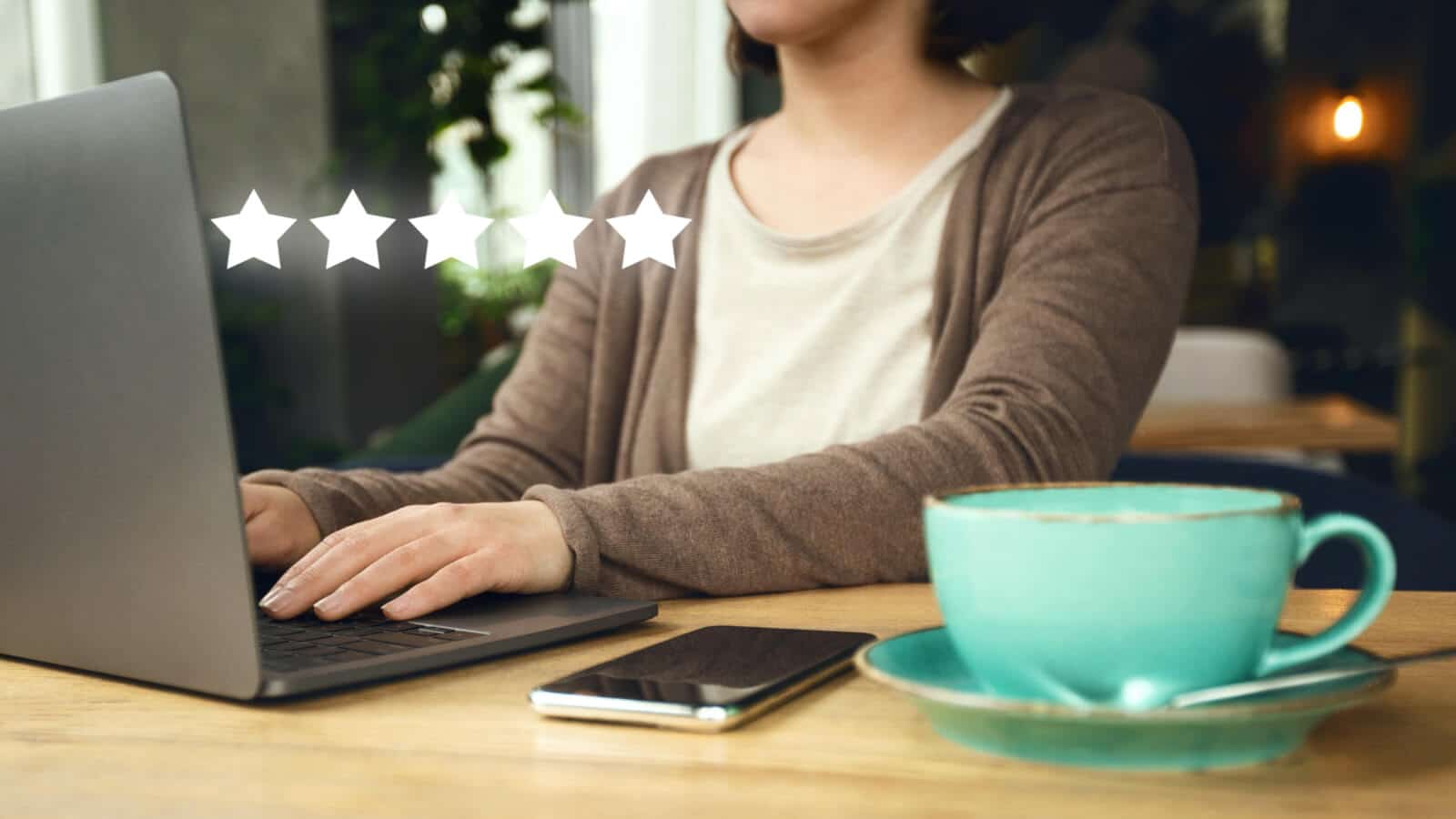 Frau liest Studie am Laptop zu Kunden-Bewertungen auf Google