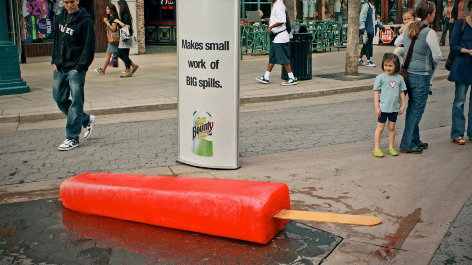 Guerilla-Marketing-Aktion von Bounty Haushaltstücher, mit grossem Wassereris auf dem Boden.