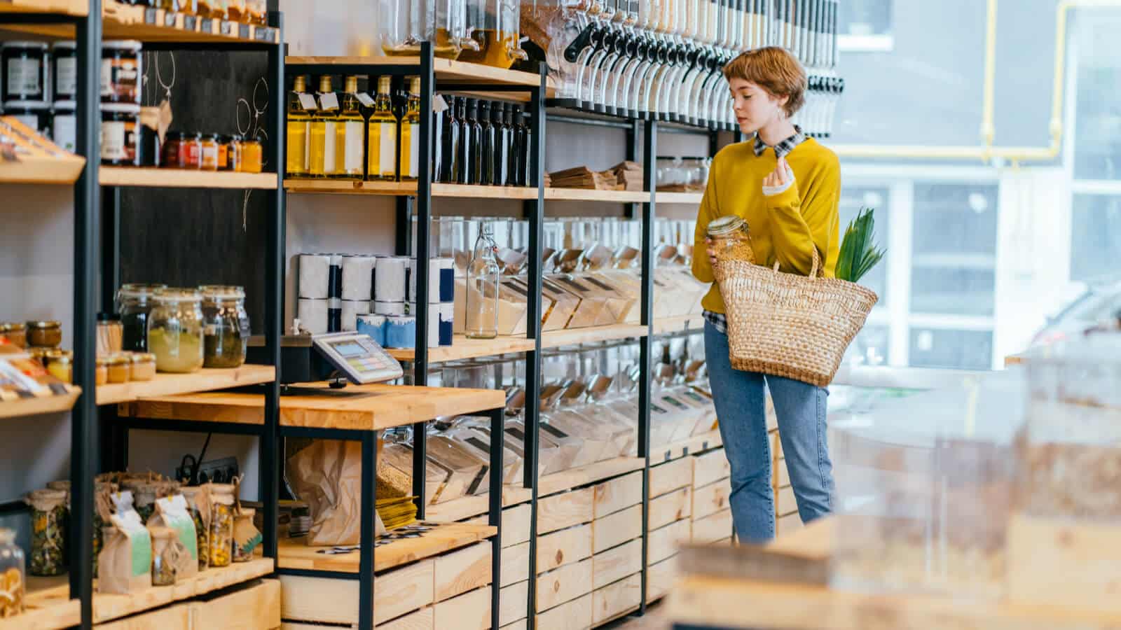 Eine Frau ist in einem nachhaltigen Lebensmittelladen am einkaufen.