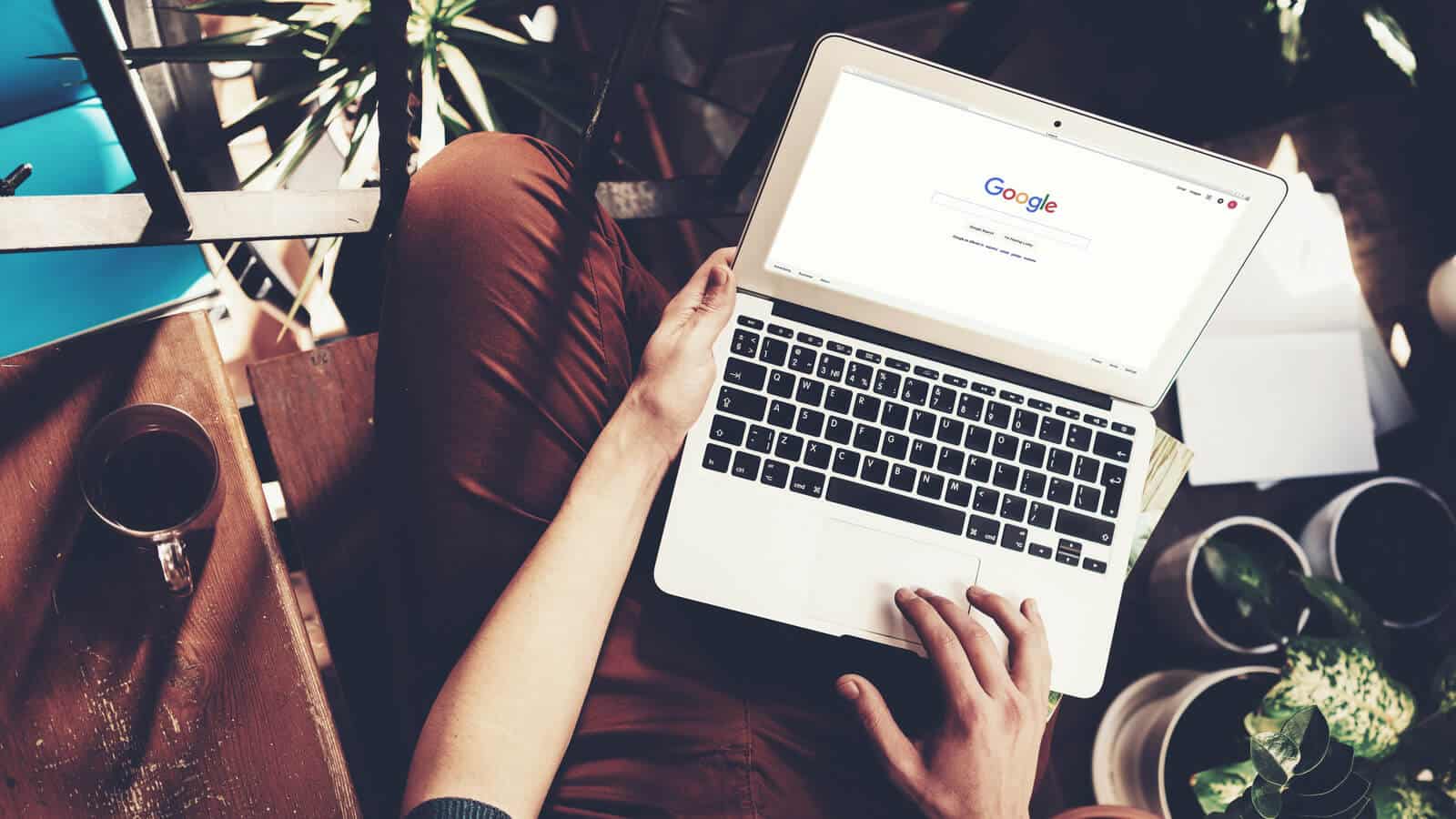 mann mit laptop schaut Google Page Experience Update startet im Mai 2021 mit neuen Labels in den Suchergebnissen an