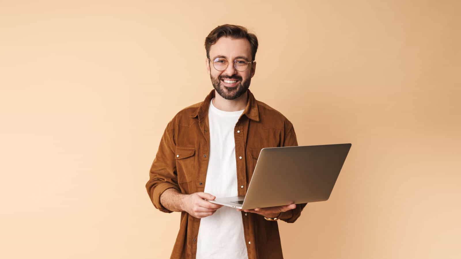 Ein Mann schaut sich am Laptop eine Homepage an.