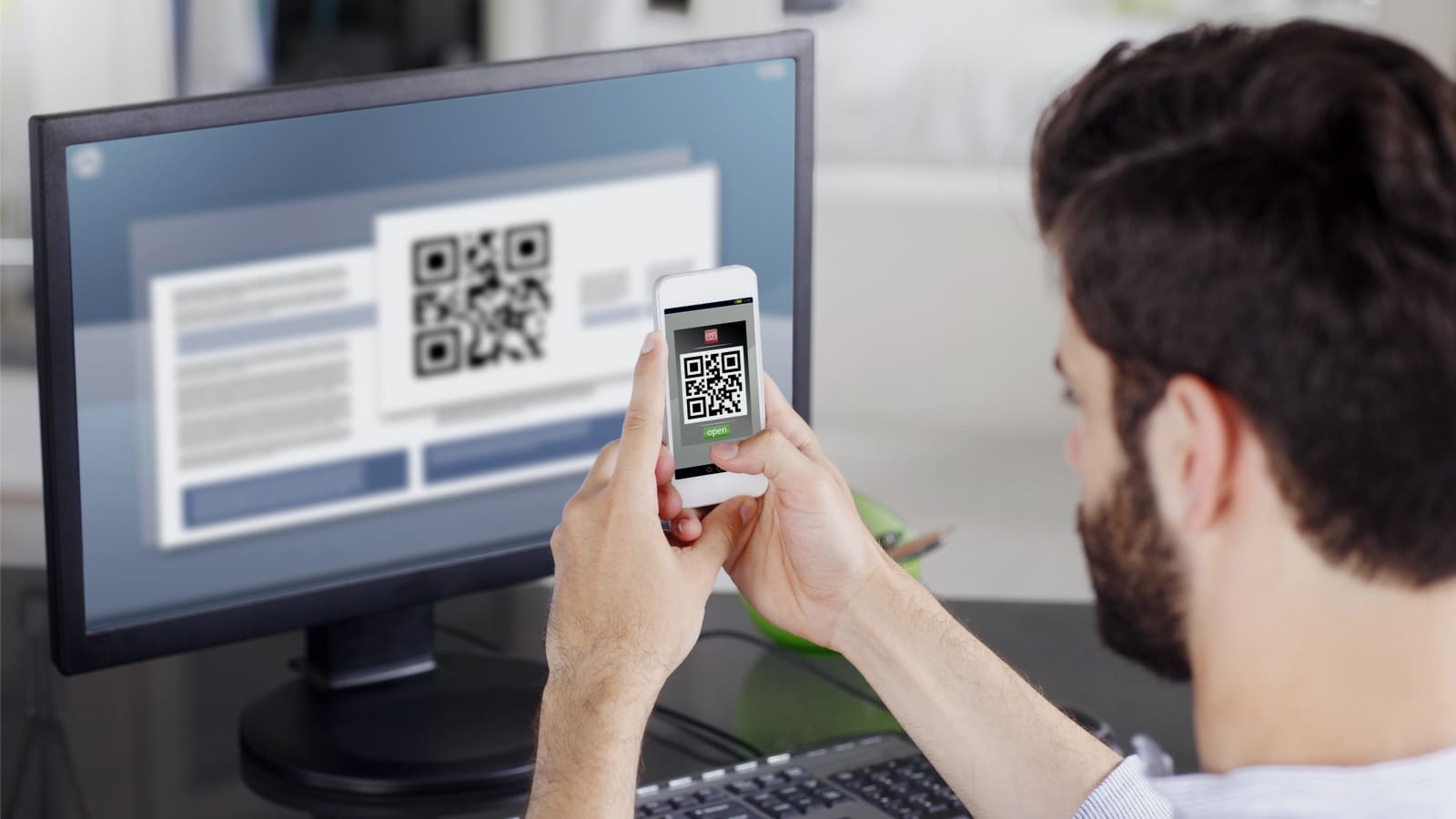 Ein Mann scannt einen QR-Code mit seinem Smartphone, um Informationen zu erhalten.