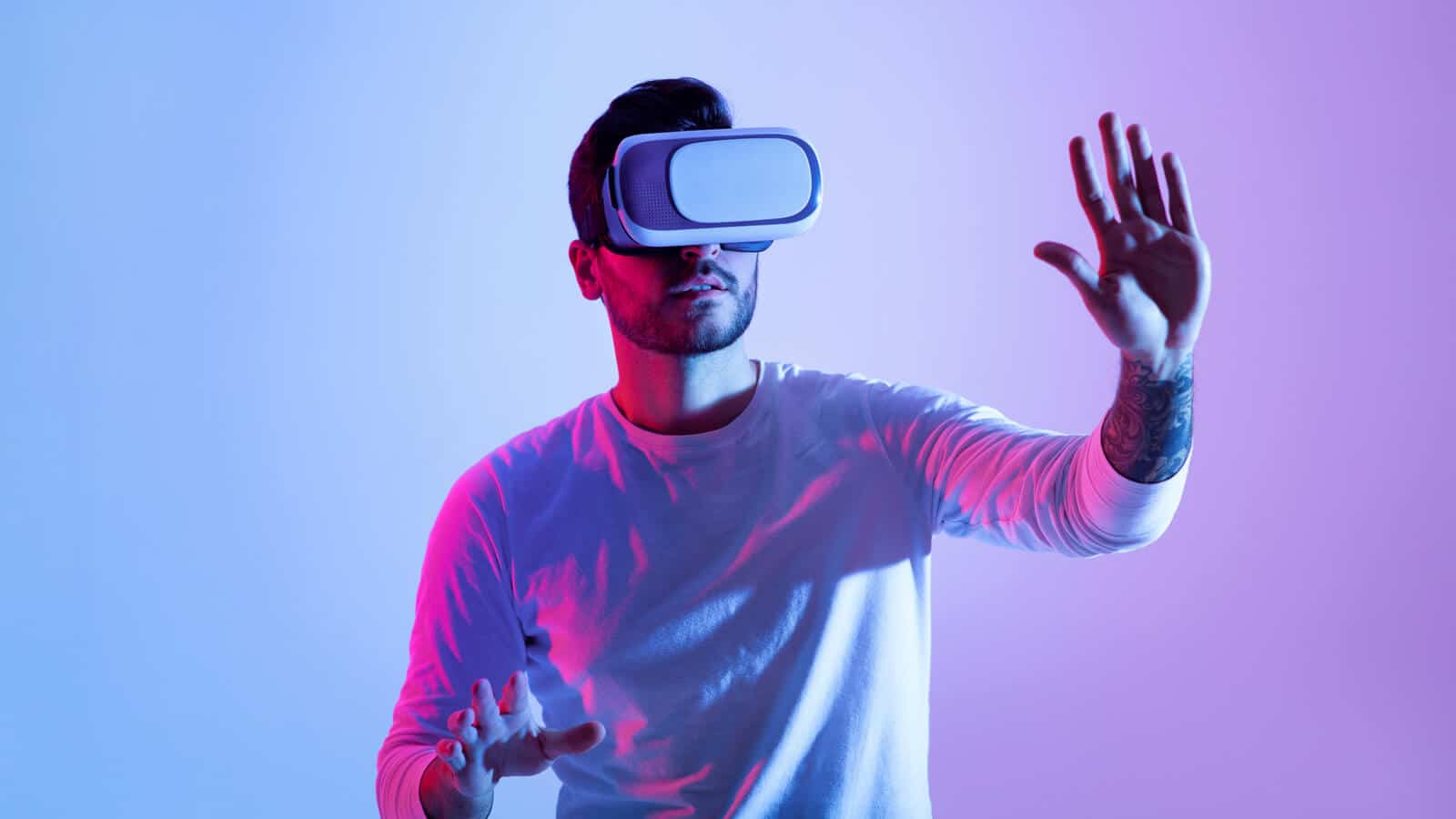 Ein Mann trägt Virtual Reality Brille und sieht Marketingmassnahmen eines Unternehmens.