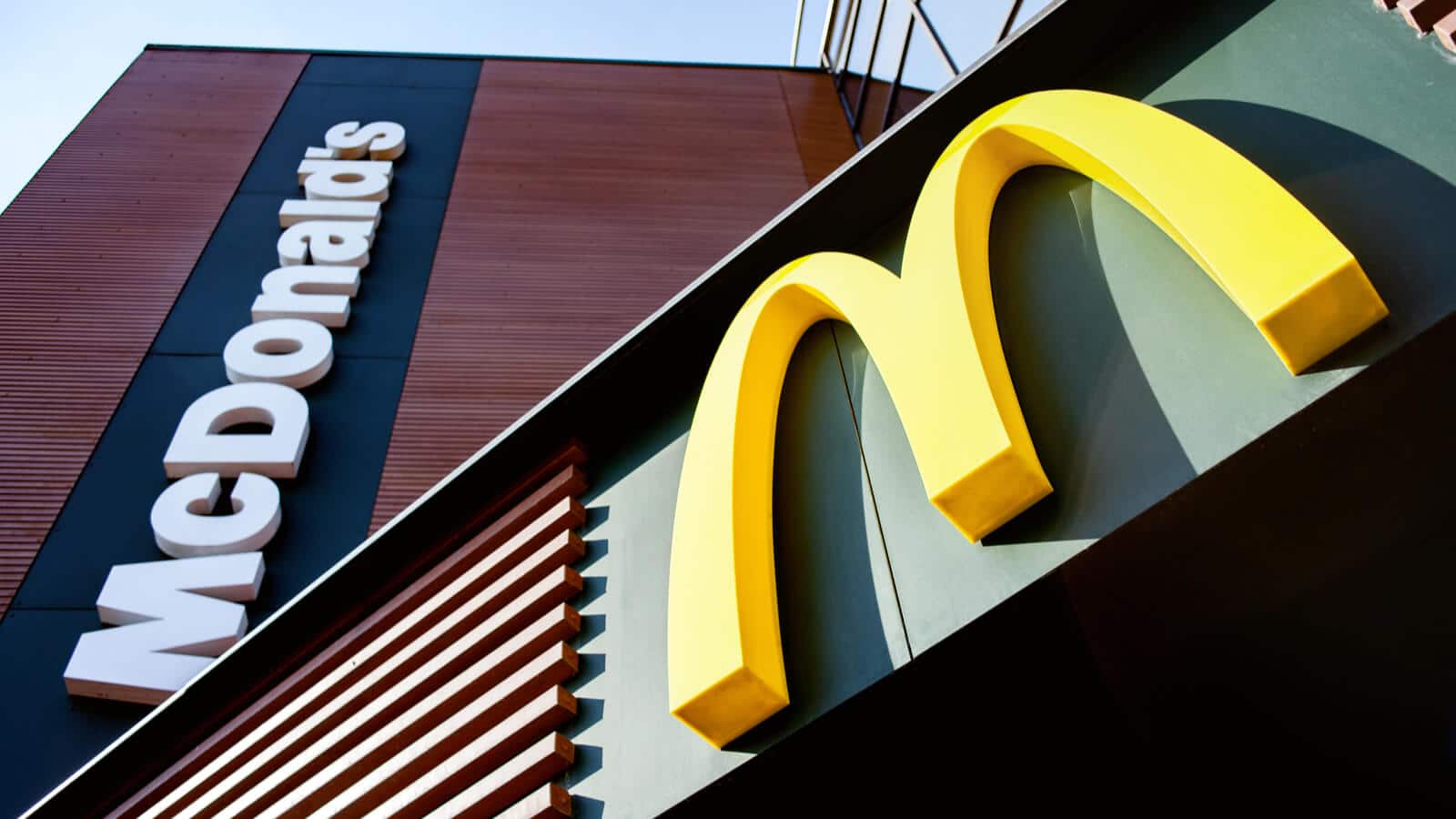 McDonald's Logo auf Restaurant der Fast Food Kette, die seit über 80 Jahren Marketing betreibt.
