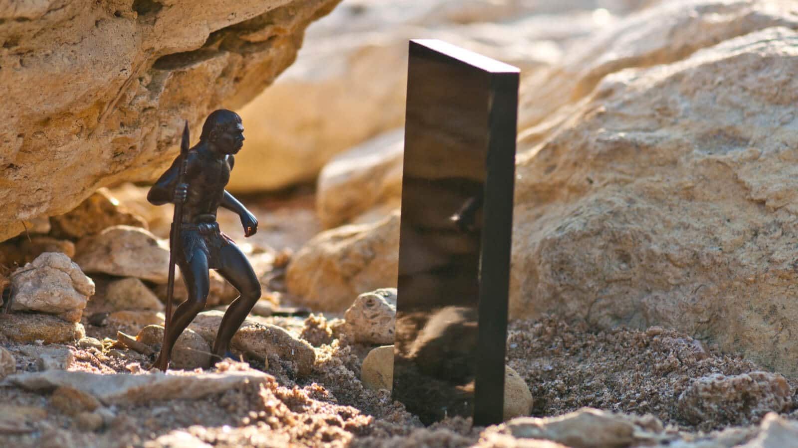 Monolith steht vor Felsen in Utah und löst viele Memes aus