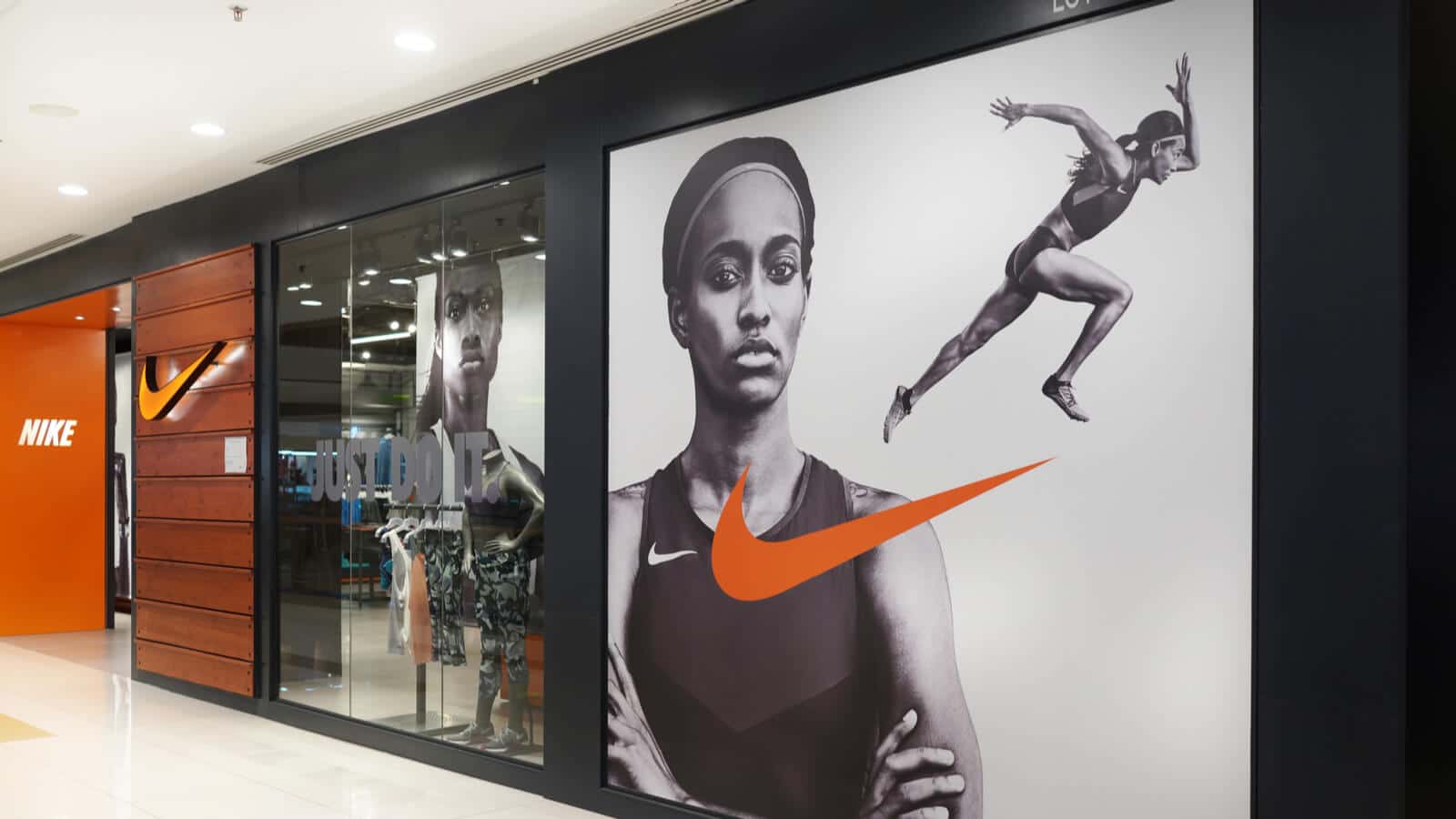 Ein Nike Store mit einer Sportlerin und dem Just do it Schriftzug auf der Tür.