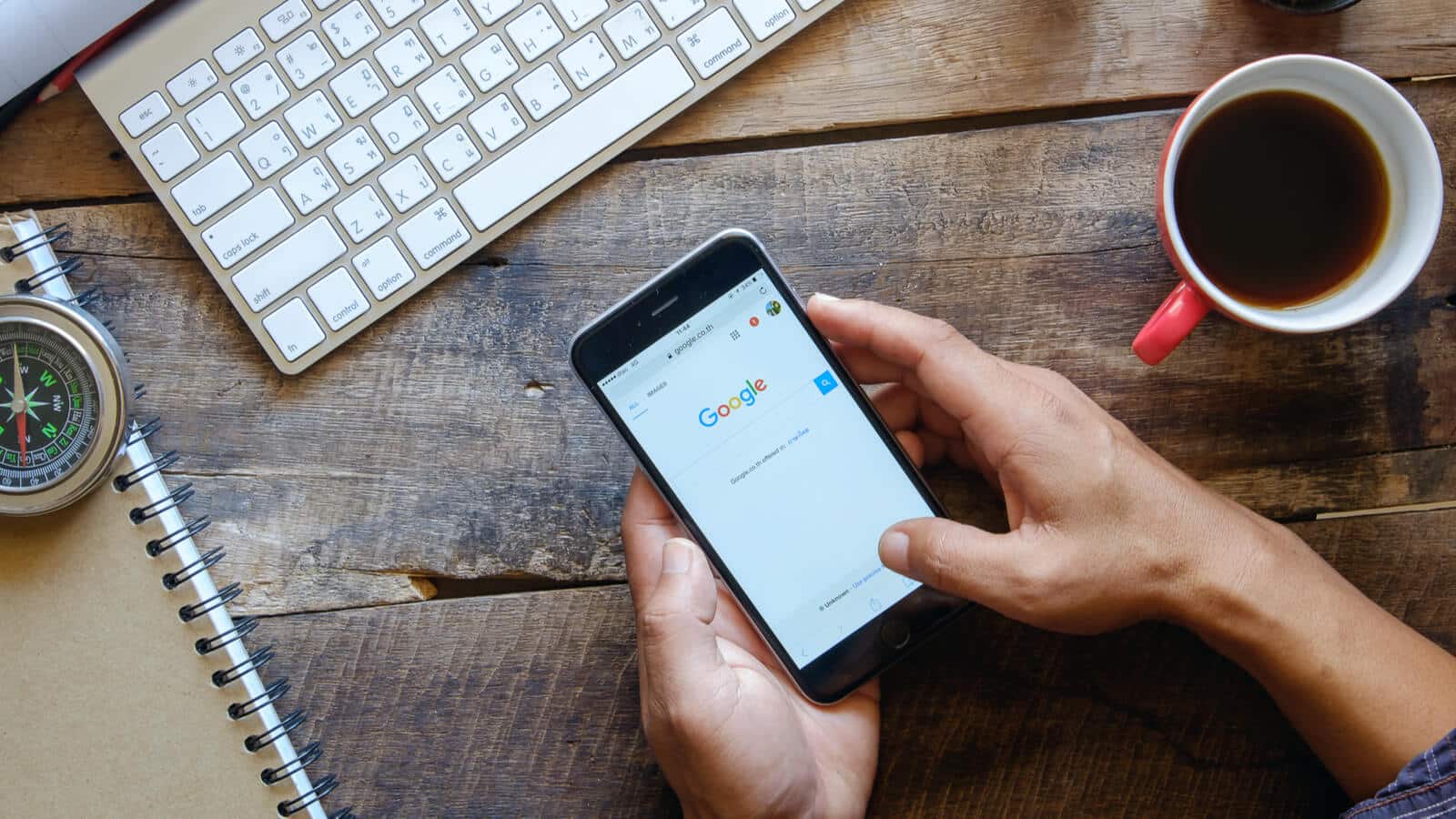 Eine Person startet eine lokale Suchanfrage auf Google um Unternehmen in ihrer Region zu finden.