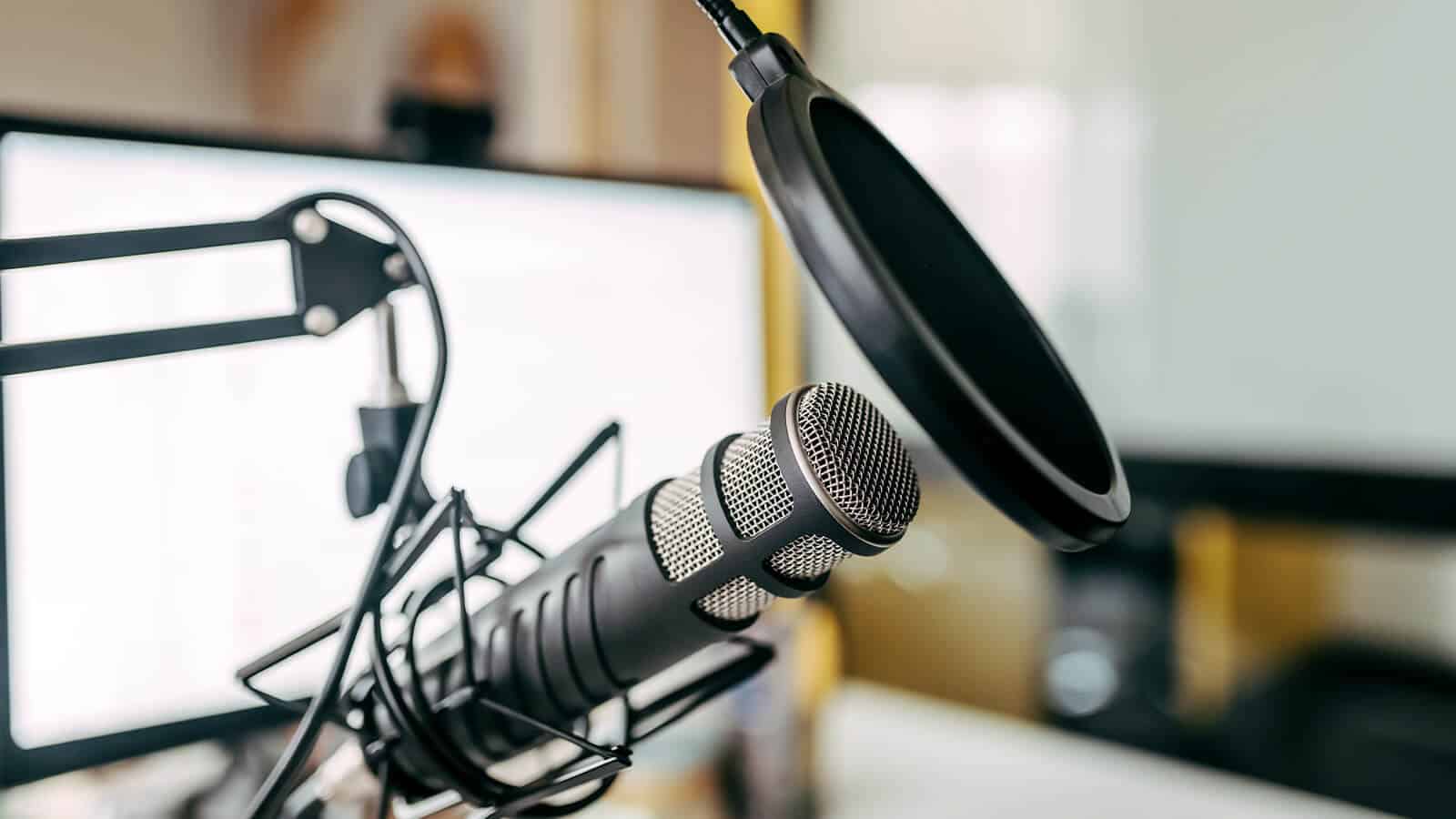 Mikrofon in einem Podcast Studio zur Aufnahme von Trends