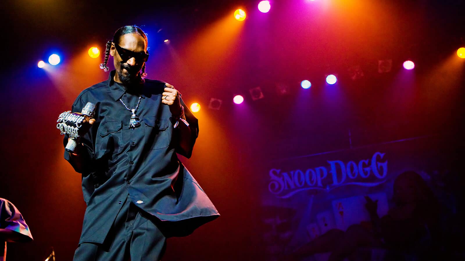 Rapper Snoop Dogg performt ein Konzert auf der Bühne und rettet mit Sodastream die Welt