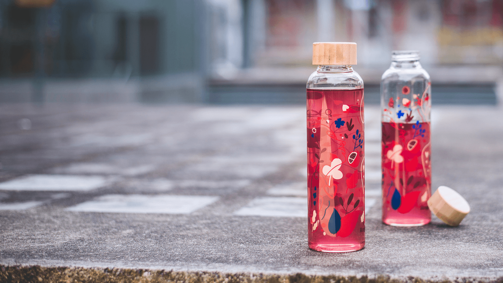 Zwei gefüllte Flaschen des Start-ups rouge