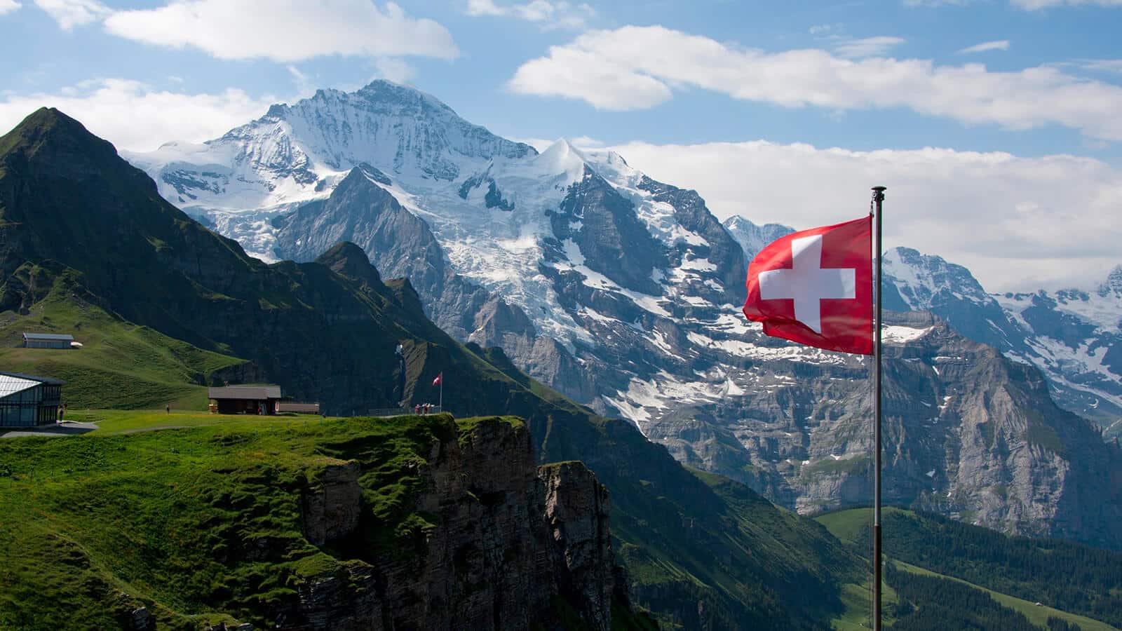 Schweizerflagge in den Bergen als Zeichen für das Nationenranking