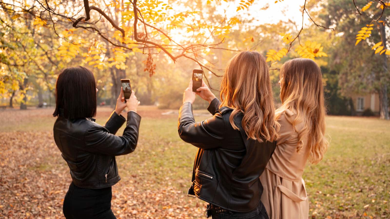 Teenager machen Fotos mit Handy für BeReal.