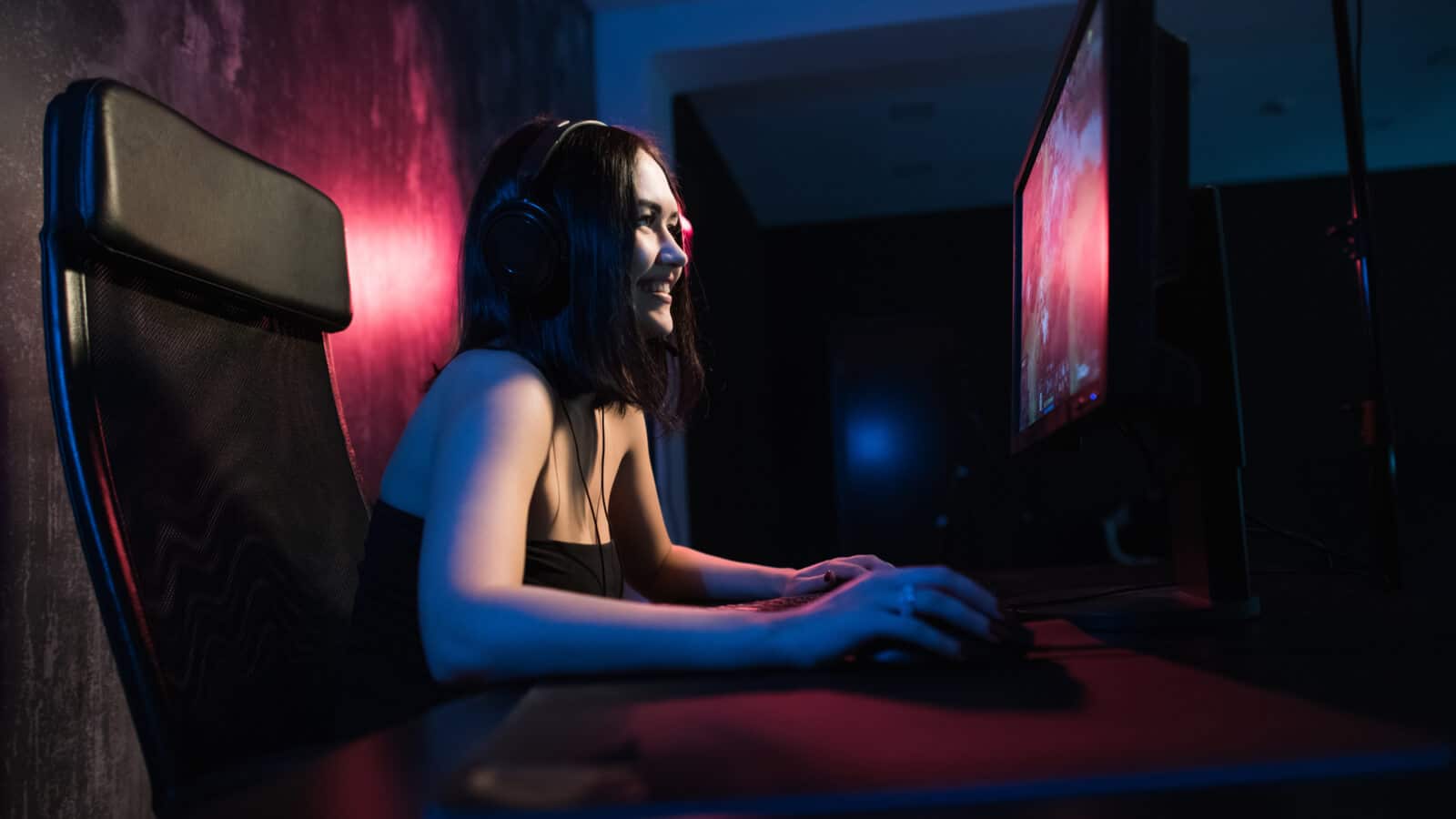 Eine Twitch Streamerin spielt ein Spiel am PC für ihre Community.