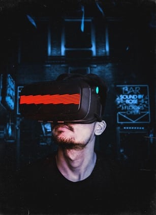 Ein Mann mit einer VR-Brille.
