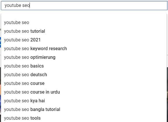 YouTube-Suche nach YouTube SEO, die automatisch mit Keywords vervollständigt wird.