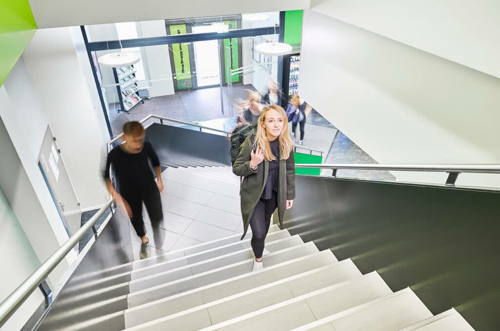 Studierende am zB. Zentrum Bildung Baden laufen die Treppe hoch zu ihrer Weiterbildung im Marketing