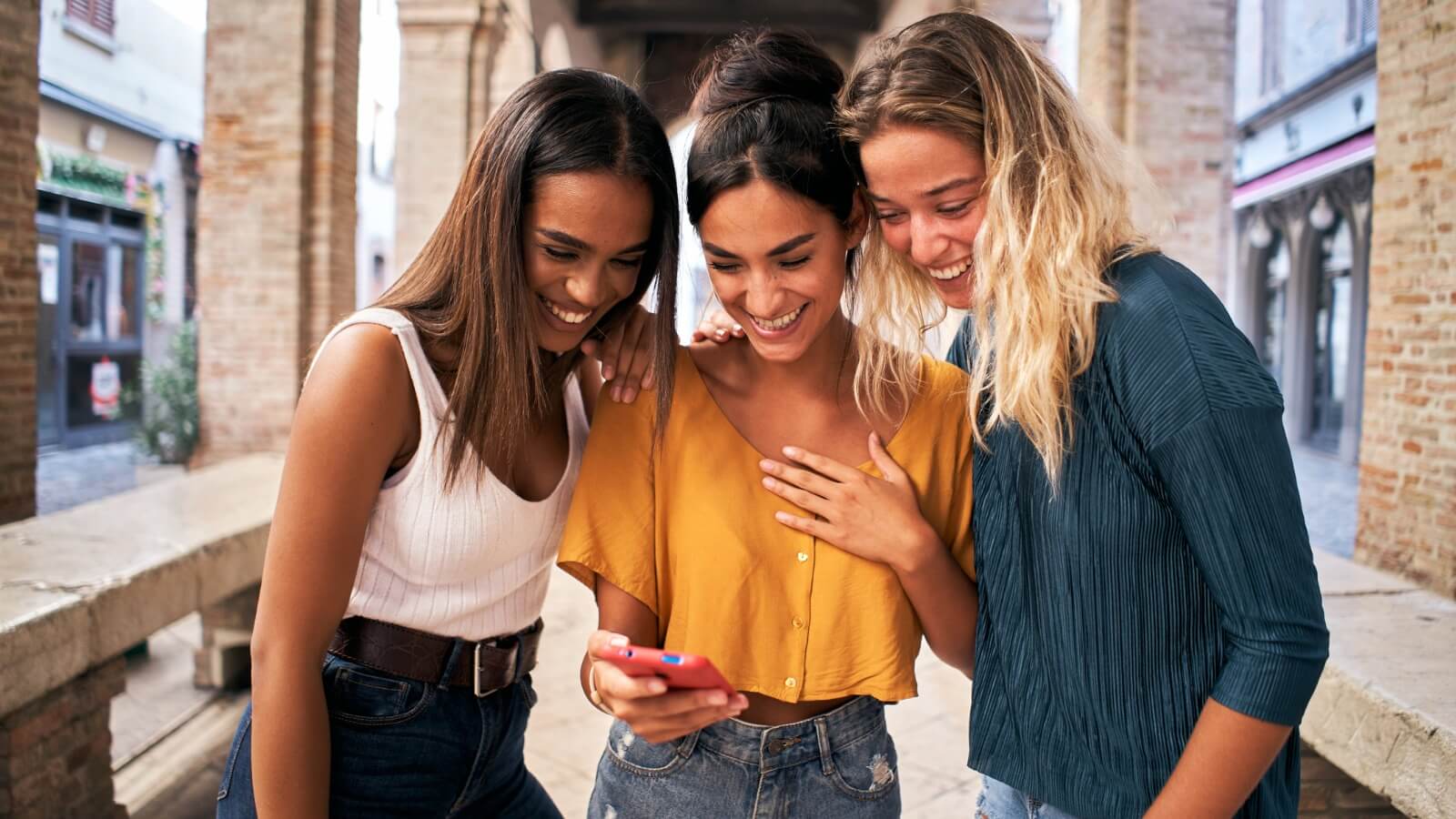 Drei Frauen am Handy auf Instagram