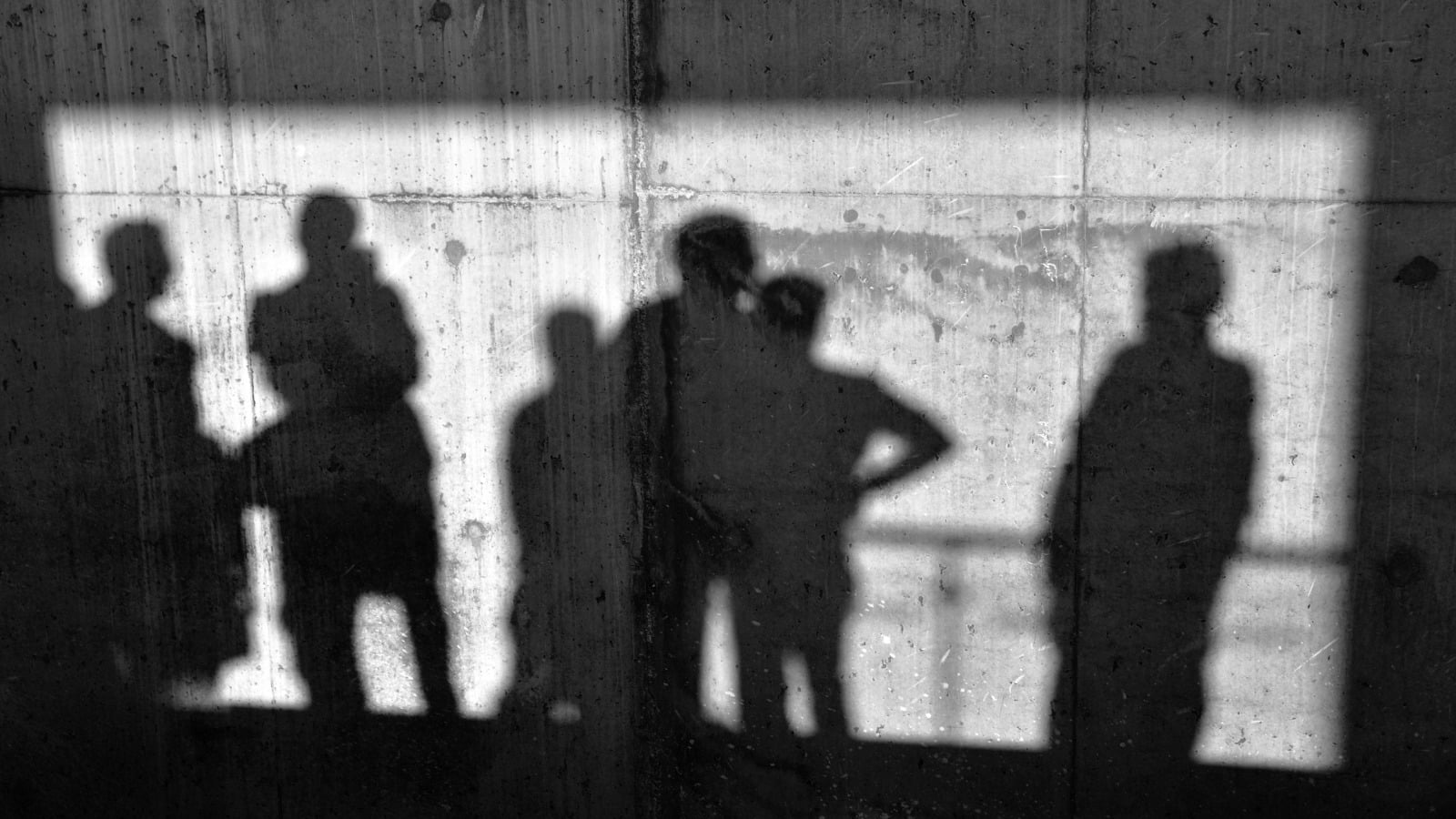 Schatten von Personen auf Wand