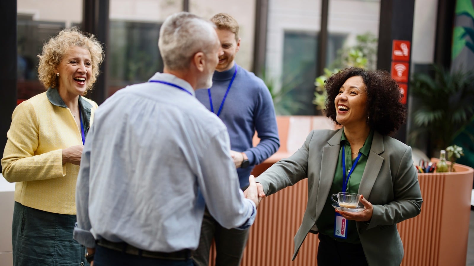 Geschäftspersonen bei einem Networking Event