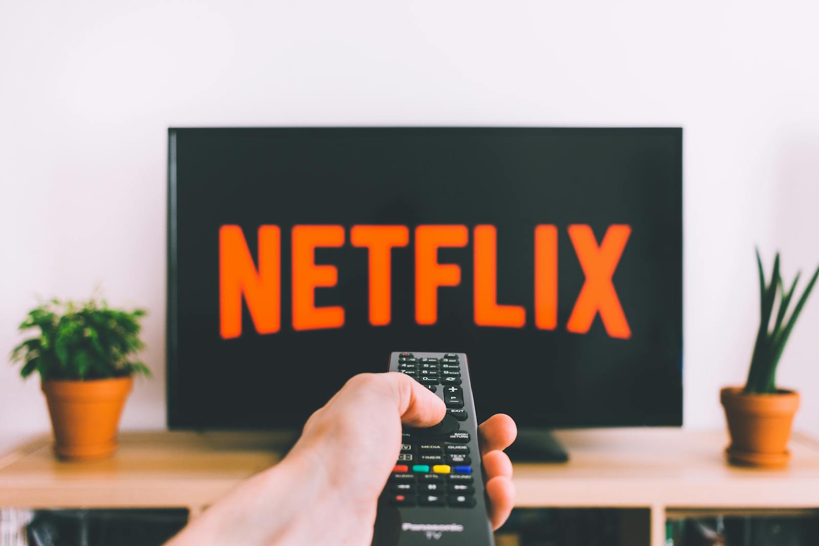 Ein Ferneher mit dem Netflix-Logo.